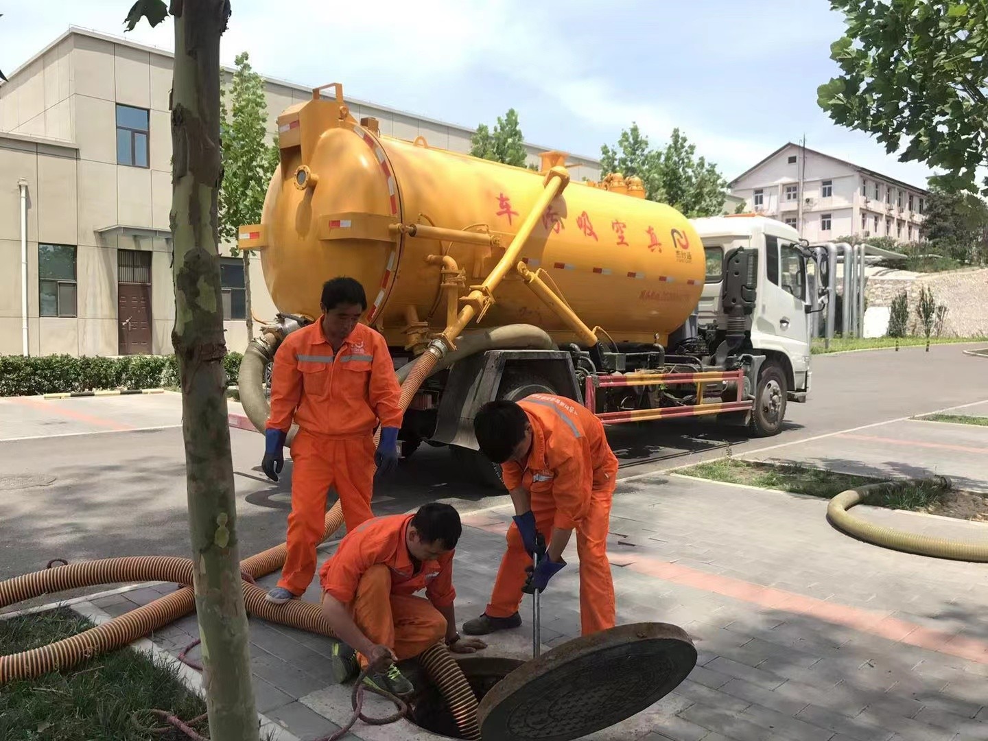 秀峰化粪池清理与5-8吨吸粪车施工效率分析